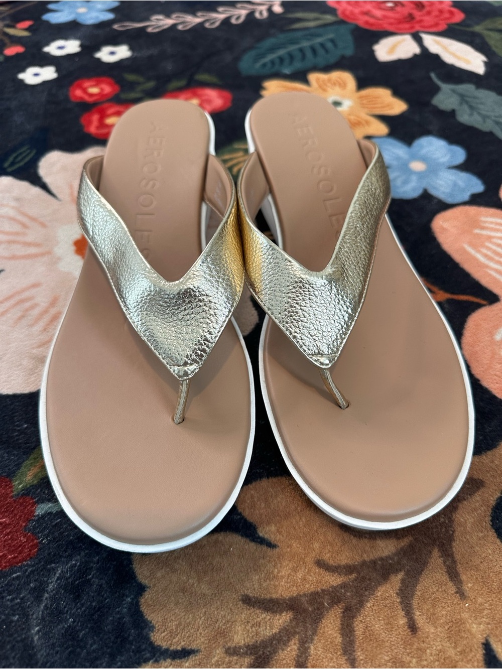 AEROSOLES Metallic Gold Wedge Thong Sandals - Picture 2 of 3